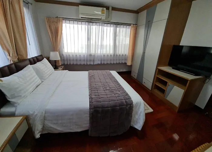 Service Thong Lo Ekkamai Prompong